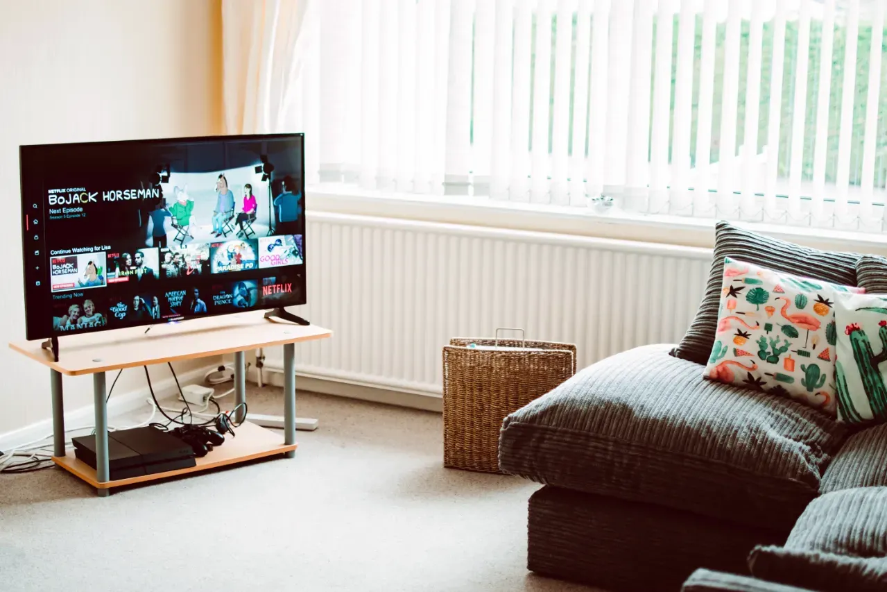 Ini 9 Kelebihan Smart TV yang Bikin Makin Betah di Rumah!