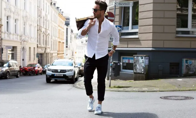 10 Ide Outfit untuk Upgrade Style Sepatu Putih Pria
