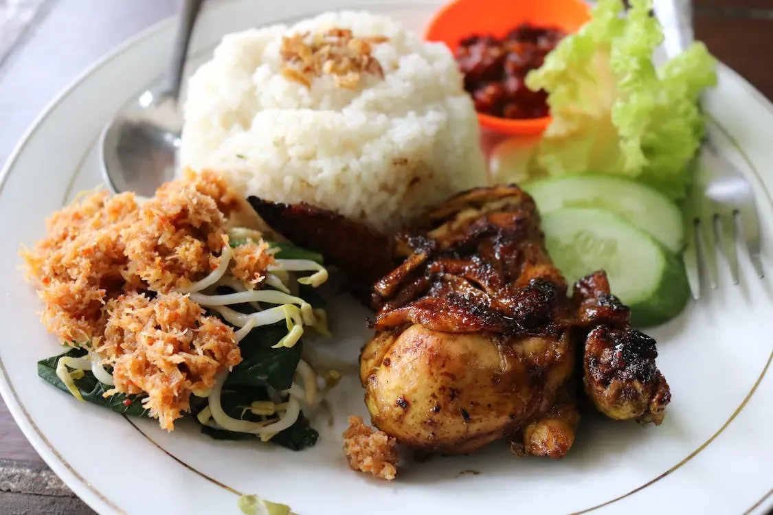 10 Makananan Khas Bali yang Enak dan Wajib Kamu Coba!