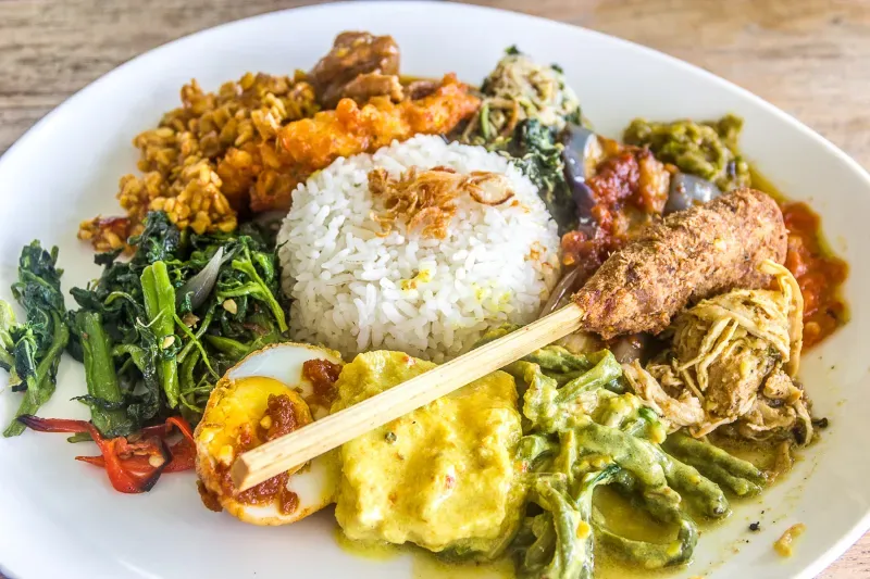 5 Tempat Makan Nasi Campur Bali yang Enak dan Bikin Nagih